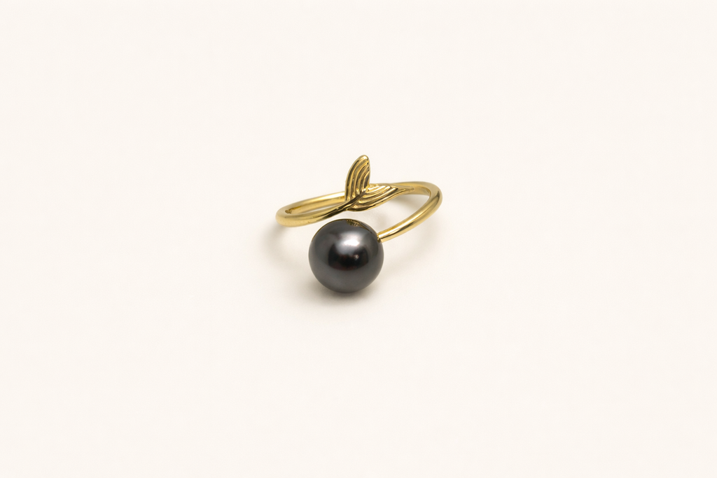Bague MAKAROA perle de Tahiti noire et design marin en plaqué or