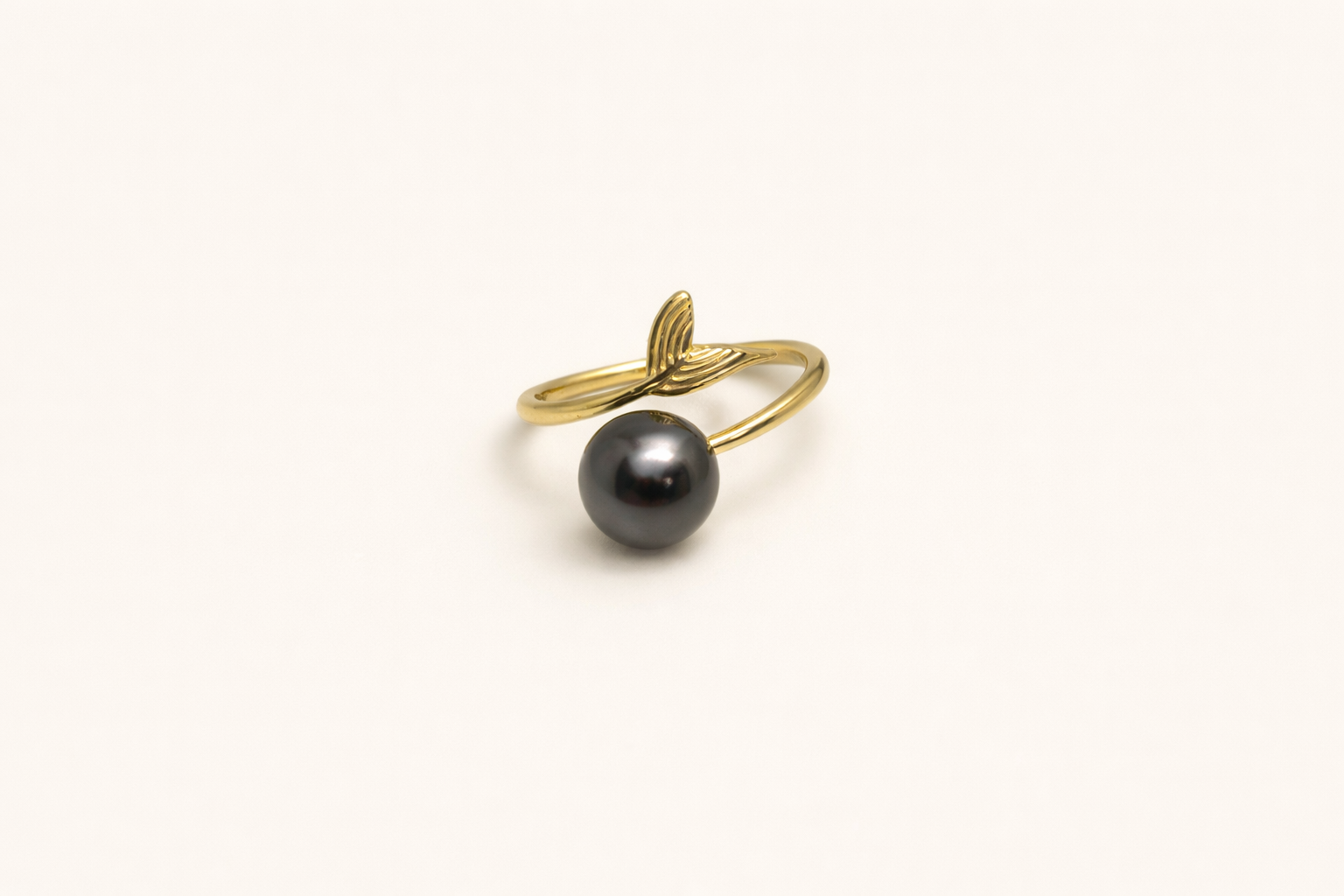 Bague MAKAROA perle de Tahiti noire et design marin en plaqué or