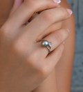 Bague MAUPITI en argent 925 avec perle de Tahiti grise de 8,6 mm et design queue de baleine
