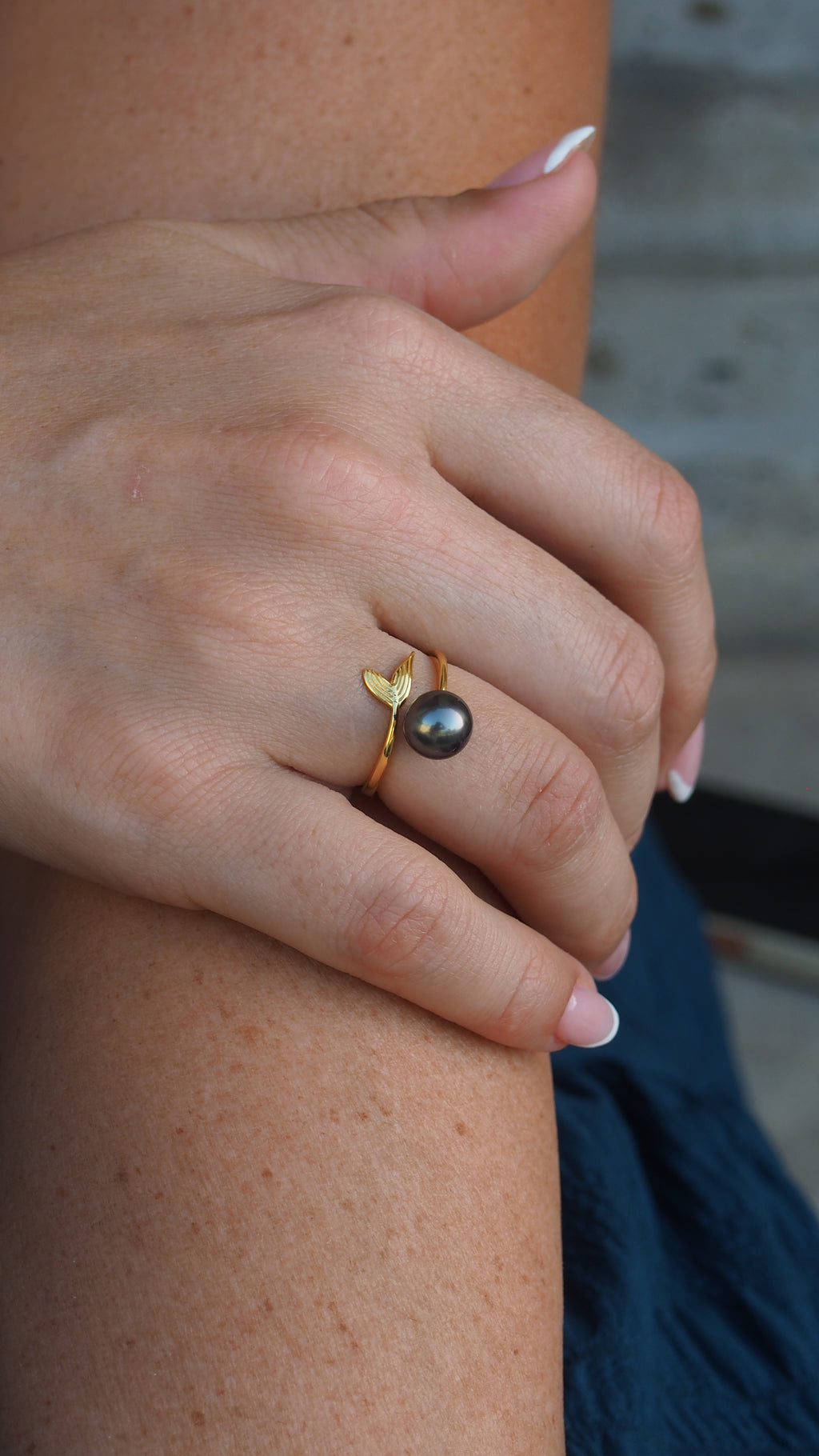 Bague ajustable MAKAROA inspirée d’une queue de baleine avec perle de Tahiti