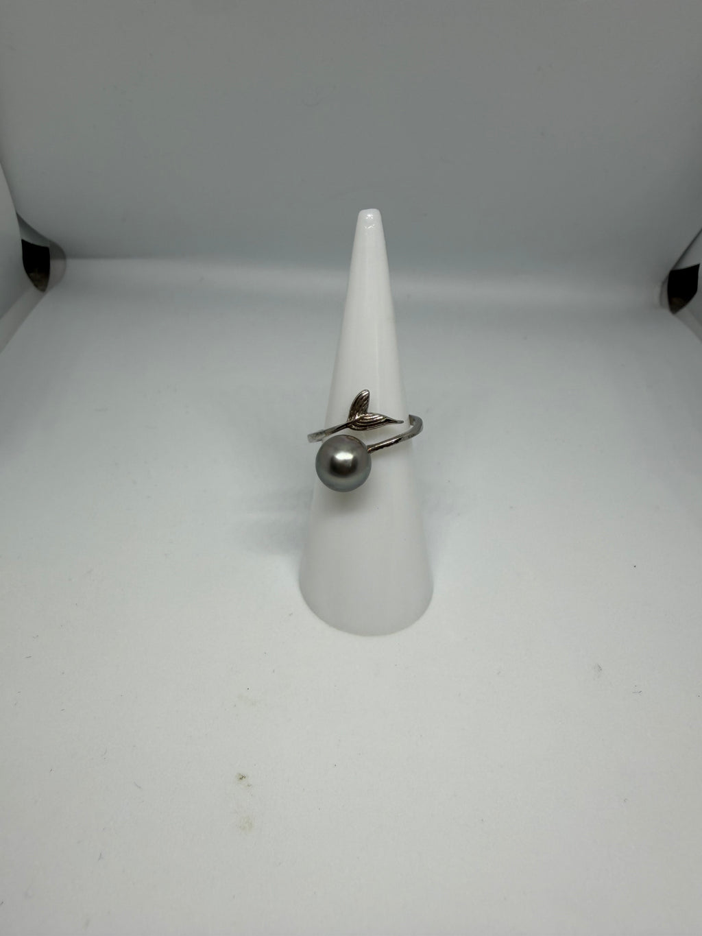 Bague queue de baleine en argent 925 ornée d'une authentique perle de Tahiti grise