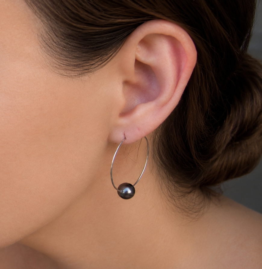 Boucles d'oreilles créoles TAKAROA portées, ornées de véritables perles de Tahiti multicolores