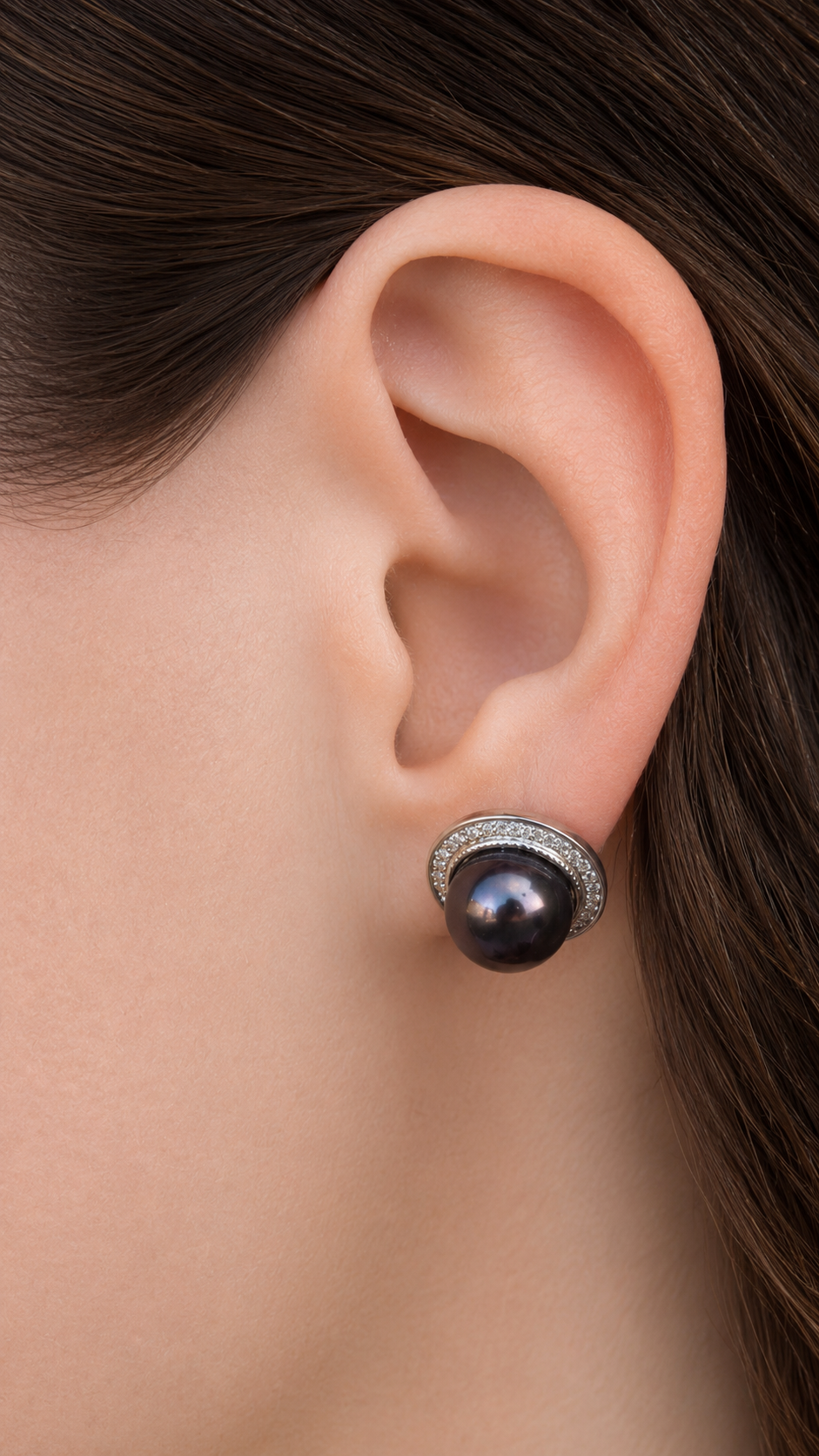 Boucles d'oreilles perles de Tahiti aubergine entourées de zirconiums en argent 925