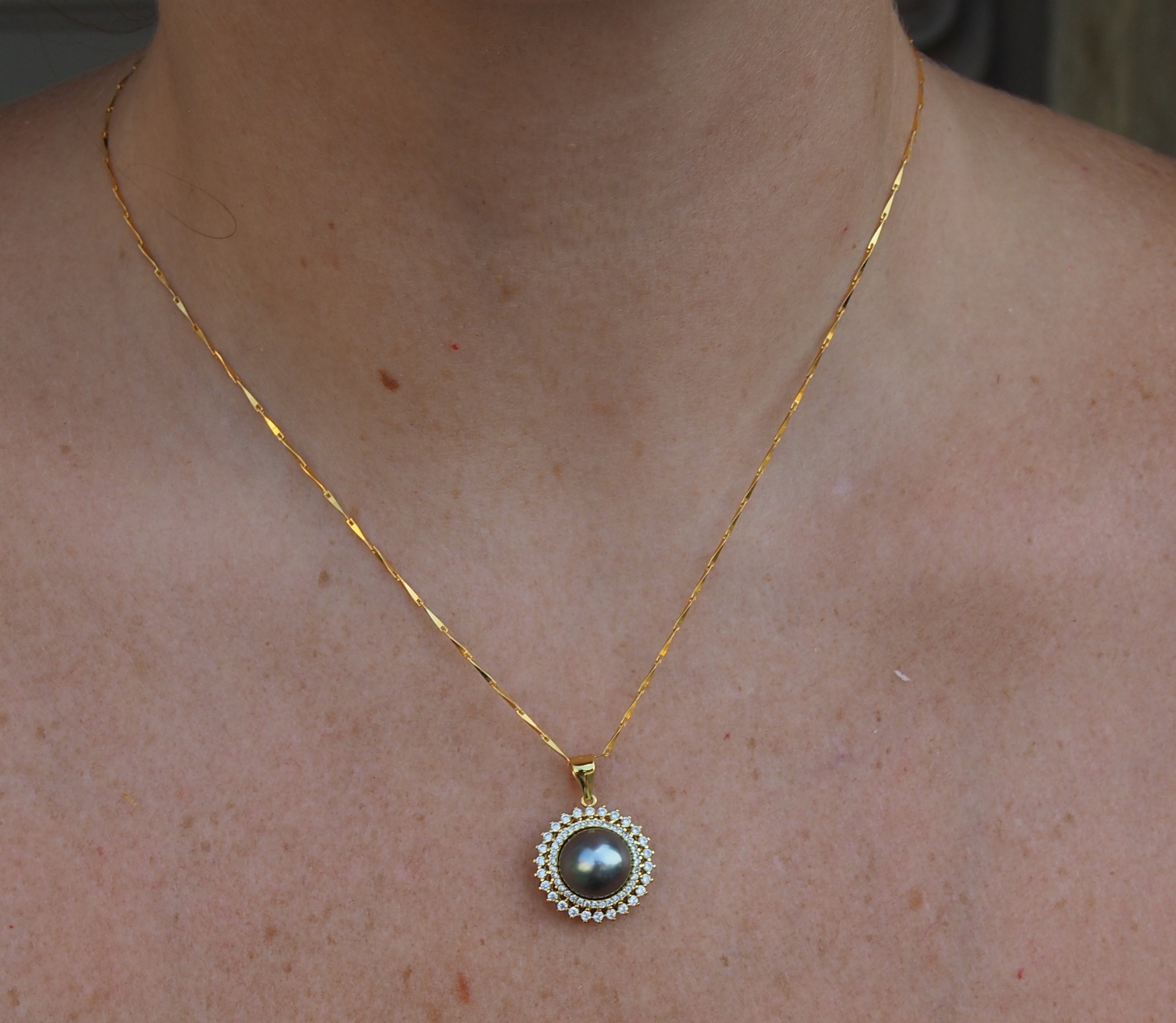 Collier AUKEVA en plaqué or avec perle de Tahiti grise et zirconiums