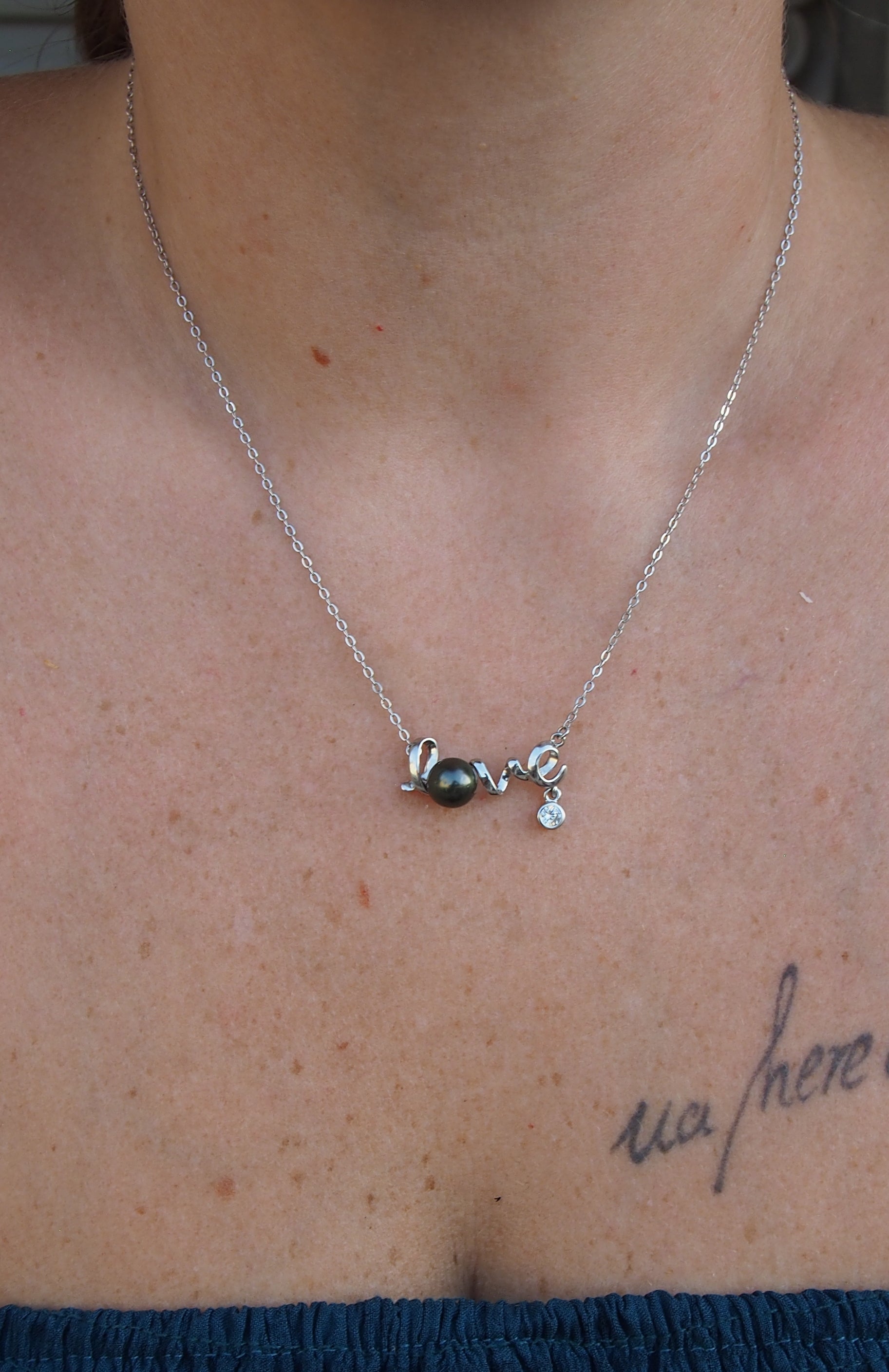 Collier Love argent 925 orné d'une authentique perle de Tahiti noire de 7,7 mm