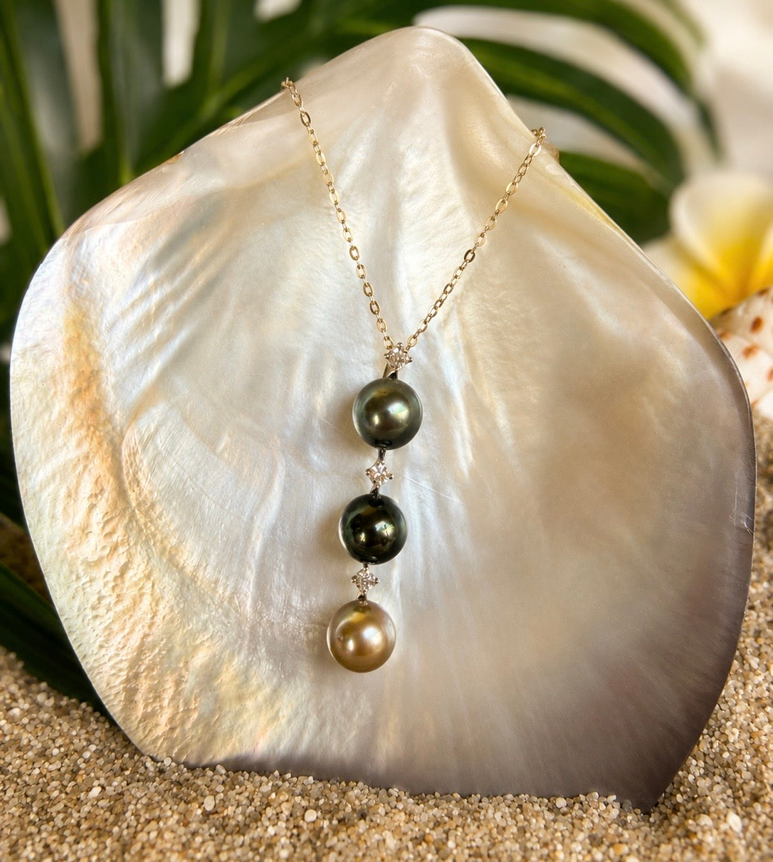 Collier NIAU en argent 925 avec trois authentiques perles de Tahiti grise, multicolore et beige