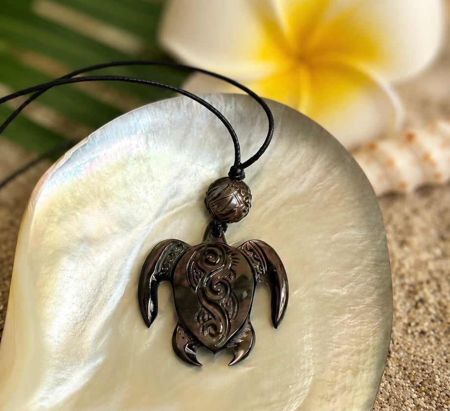 Collier NUKU HIVA en coton ciré noir avec tortue en nacre gravée et véritable perle de Tahiti sculptée aux reflets multicolores