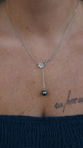 Collier PINAKI en argent 925 avec fleur d'hibiscus en nacre blanche et perle de Tahiti bleu vert