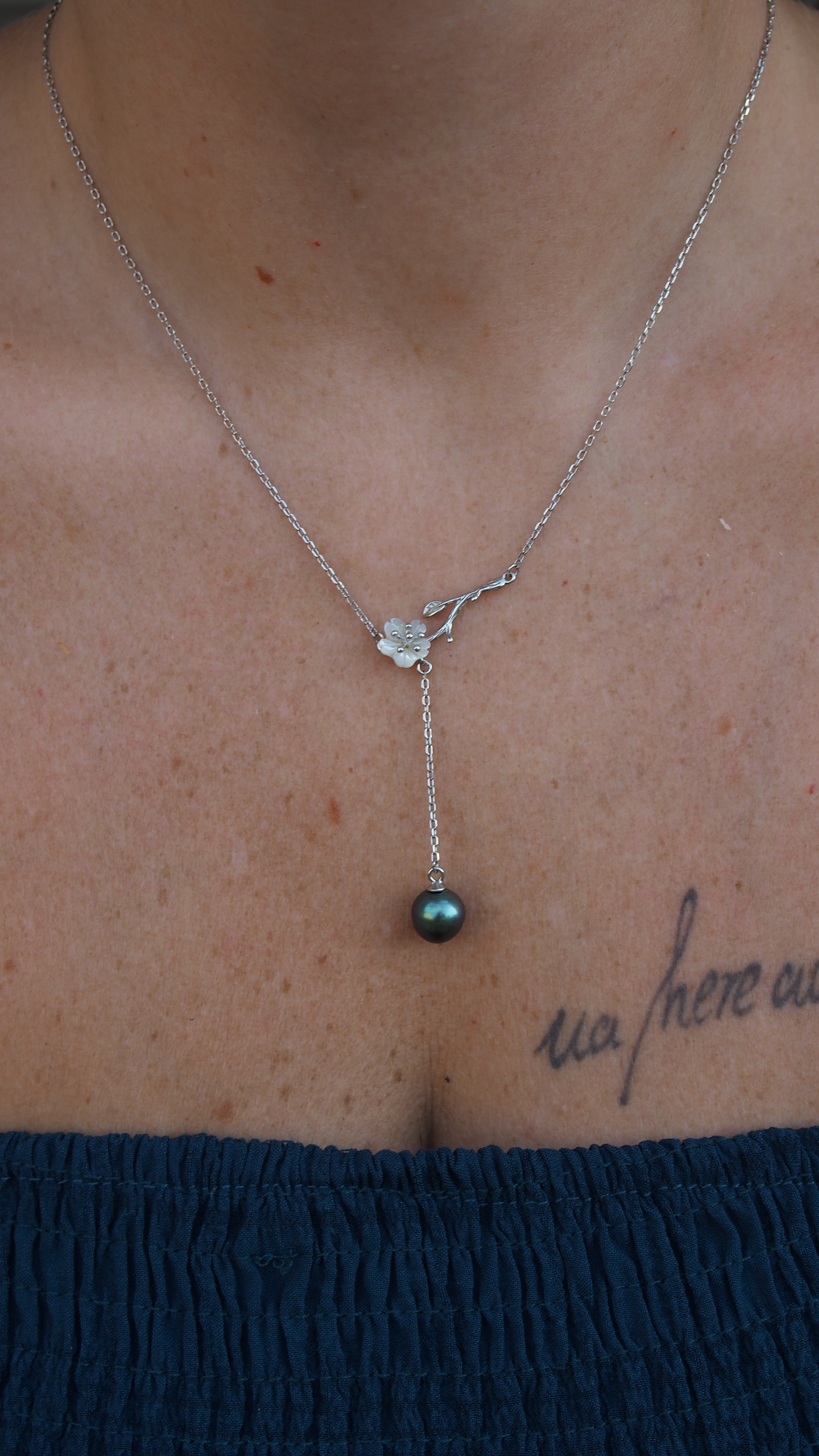 Collier PINAKI en argent 925 avec fleur d'hibiscus en nacre blanche et perle de Tahiti bleu vert