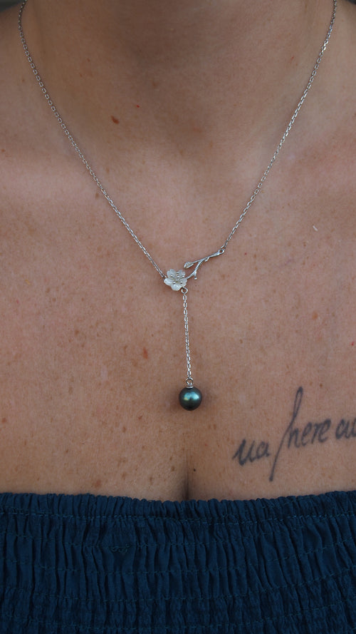 Collier PINAKI en argent 925 avec fleur d'hibiscus en nacre blanche et perle de Tahiti bleu vert