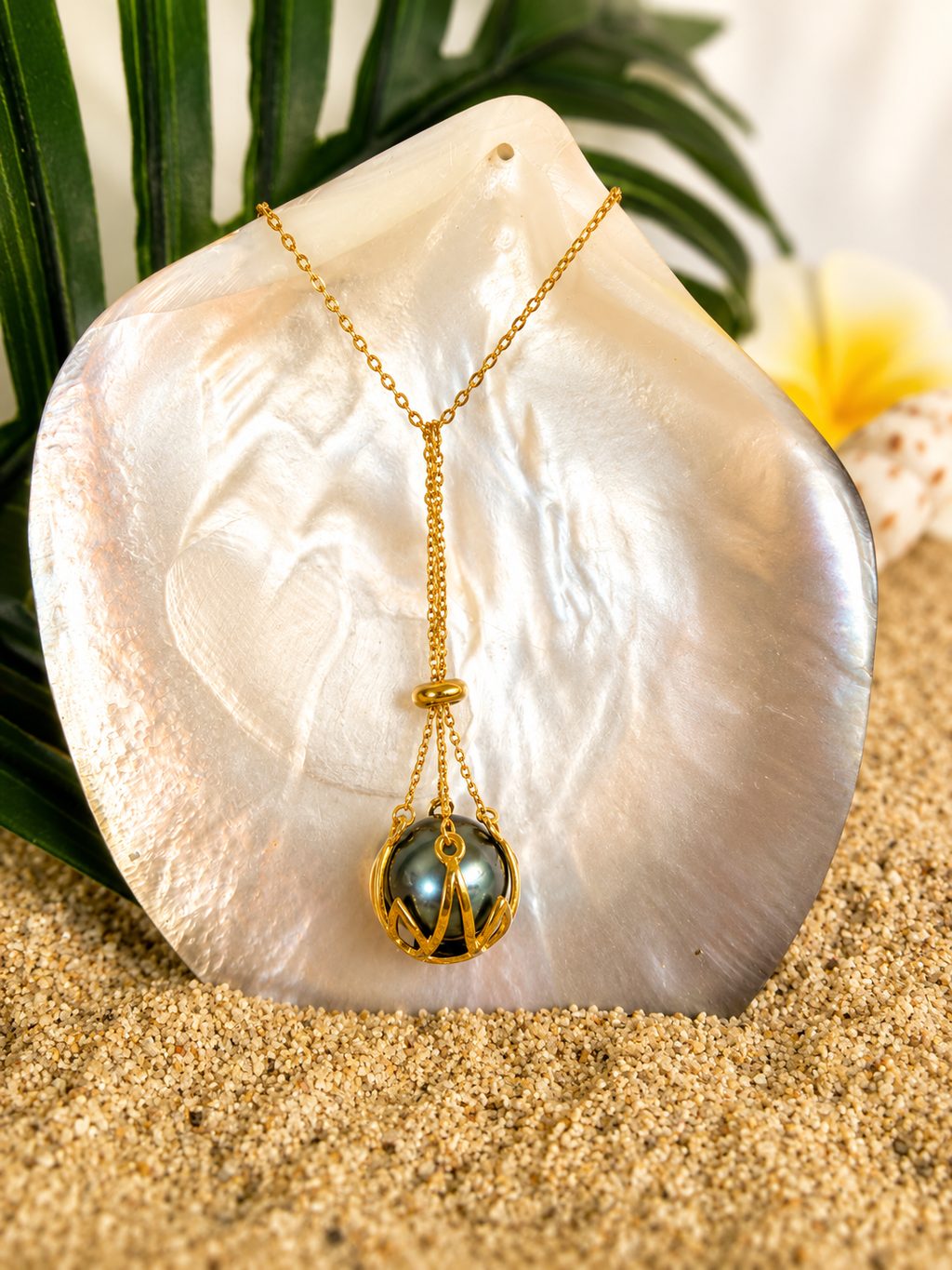 Collier UA POU en plaqué or avec véritable perle de Tahiti non percée de 13 mm dans une élégante cage dorée