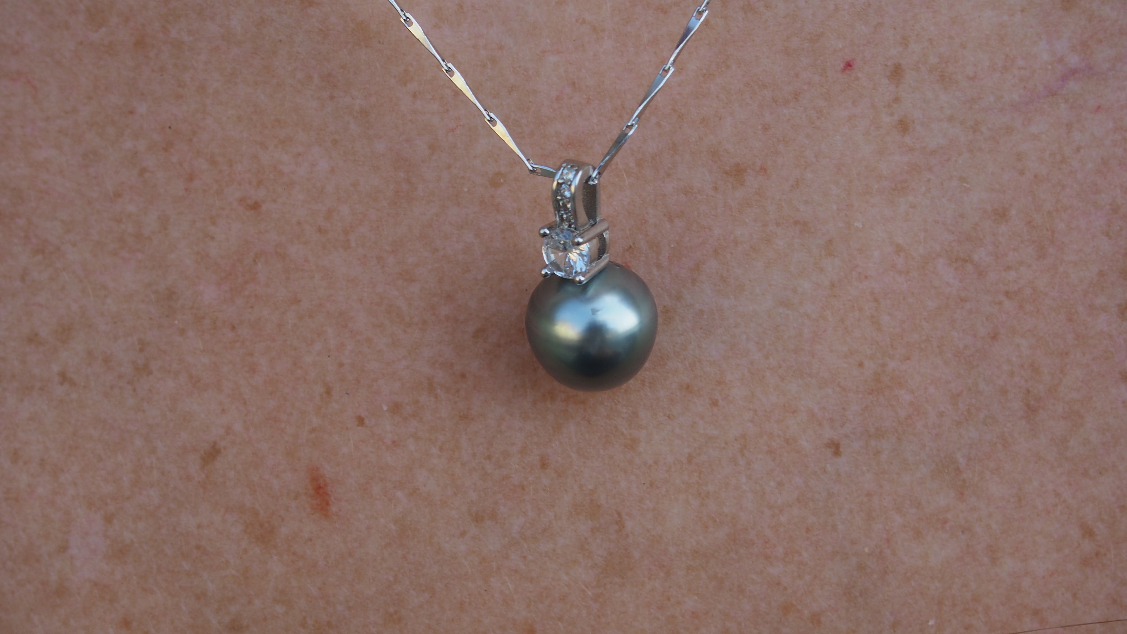 Collier argent 925 avec authentique perle de Tahiti bleu gris et pendentif serti de zirconiums