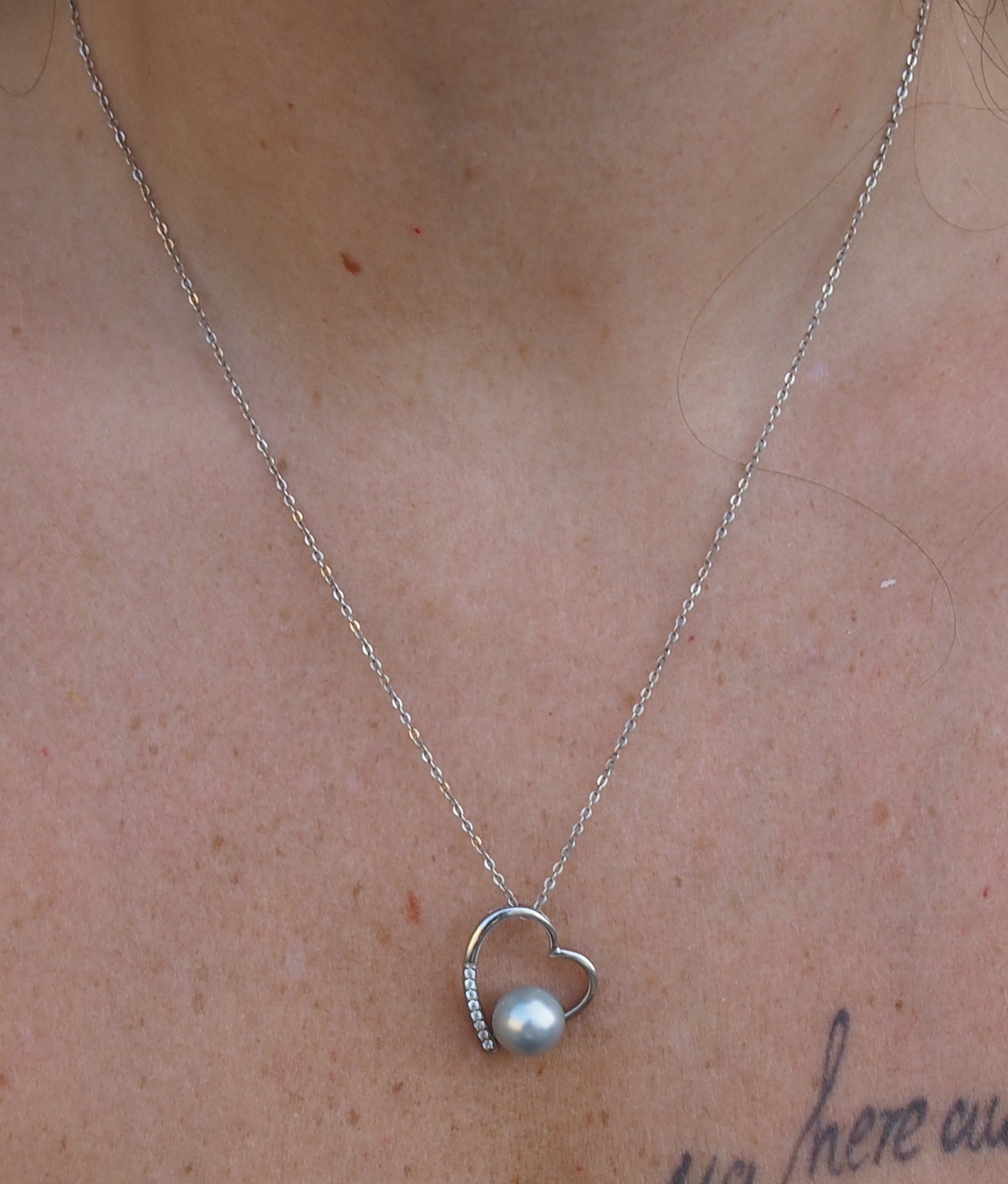 Collier cœur argent 925 serti de zirconiums avec authentique perle de Tahiti grise