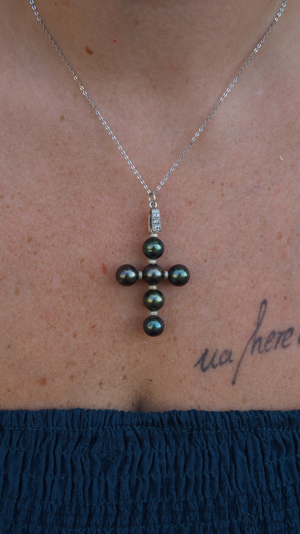 Collier croix argent 925 orné de perles de Tahiti multicolores naturelles