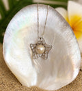 Collier fleur en argent 925 avec perle de Tahiti beige de 11 mm porté autour du cou