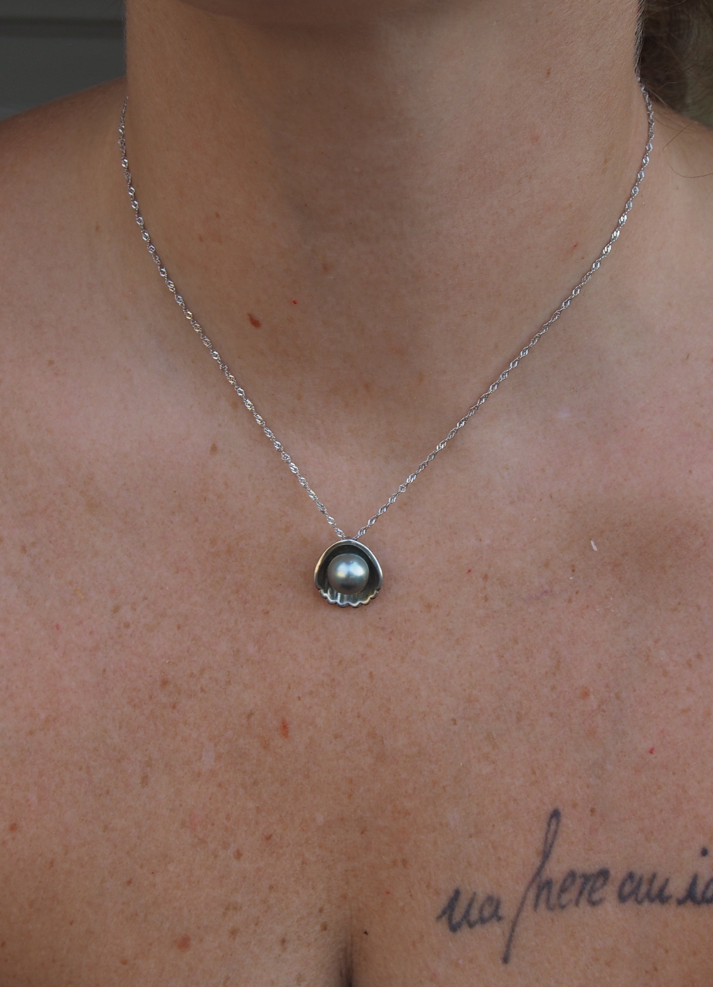 Collier huître en argent 925 orné d'une authentique perle de Tahiti bleu gris