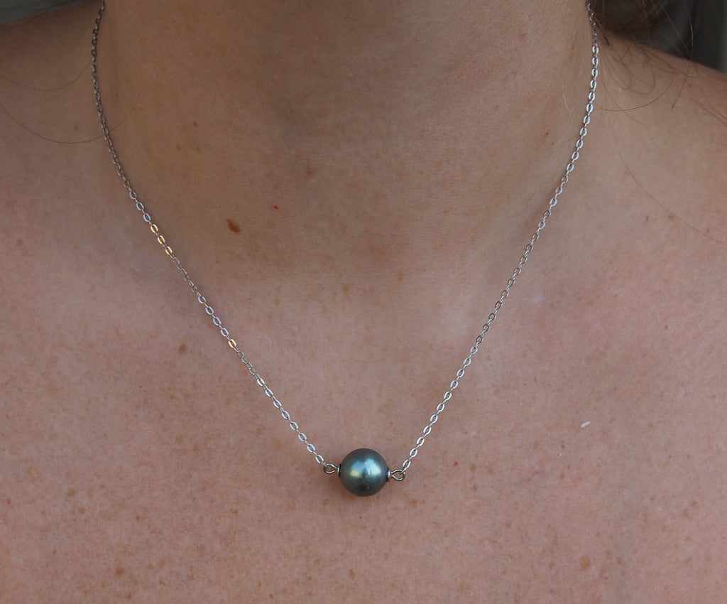 Collier minimaliste argent 925 avec perle de Tahiti naturelle montée au centre