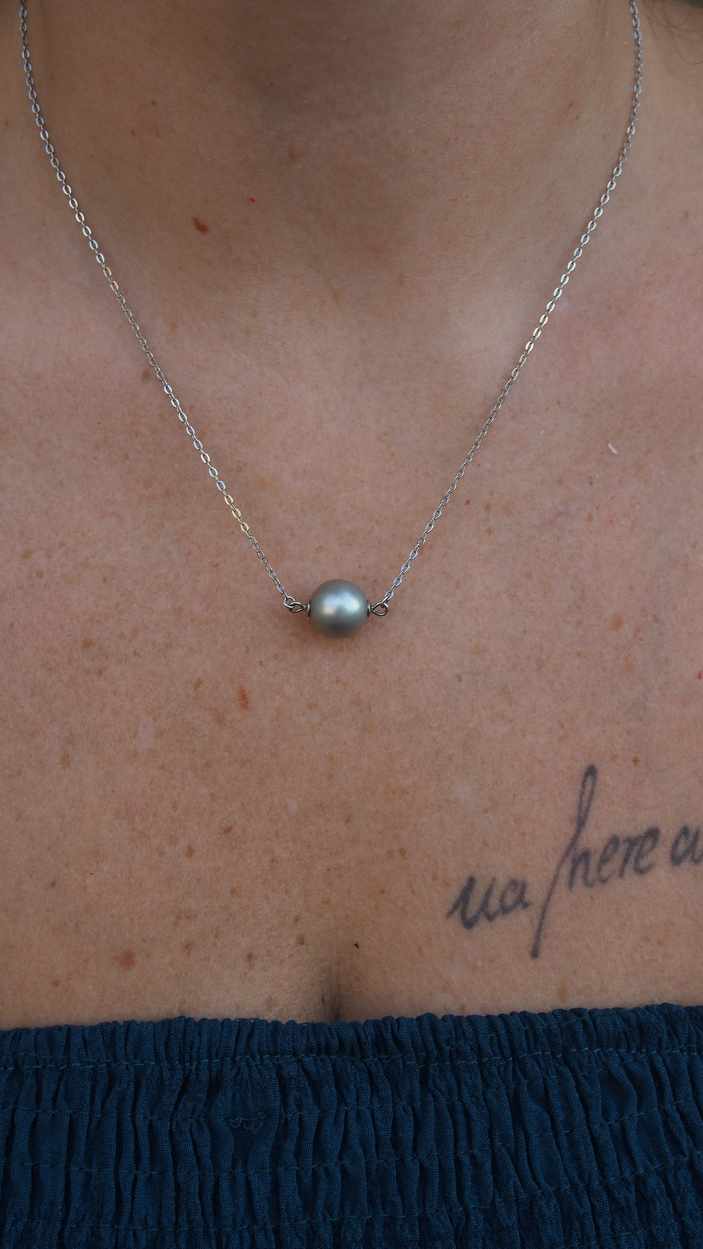 Collier minimaliste en argent 925 avec perle de Tahiti grise montée au centre de la chaîne
