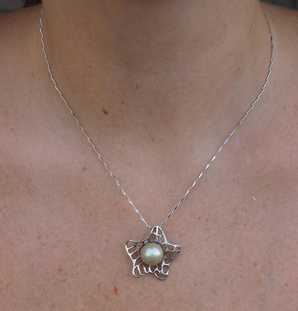Collier pendentif fleur ajourée en argent 925 avec authentique perle de Tahiti beige