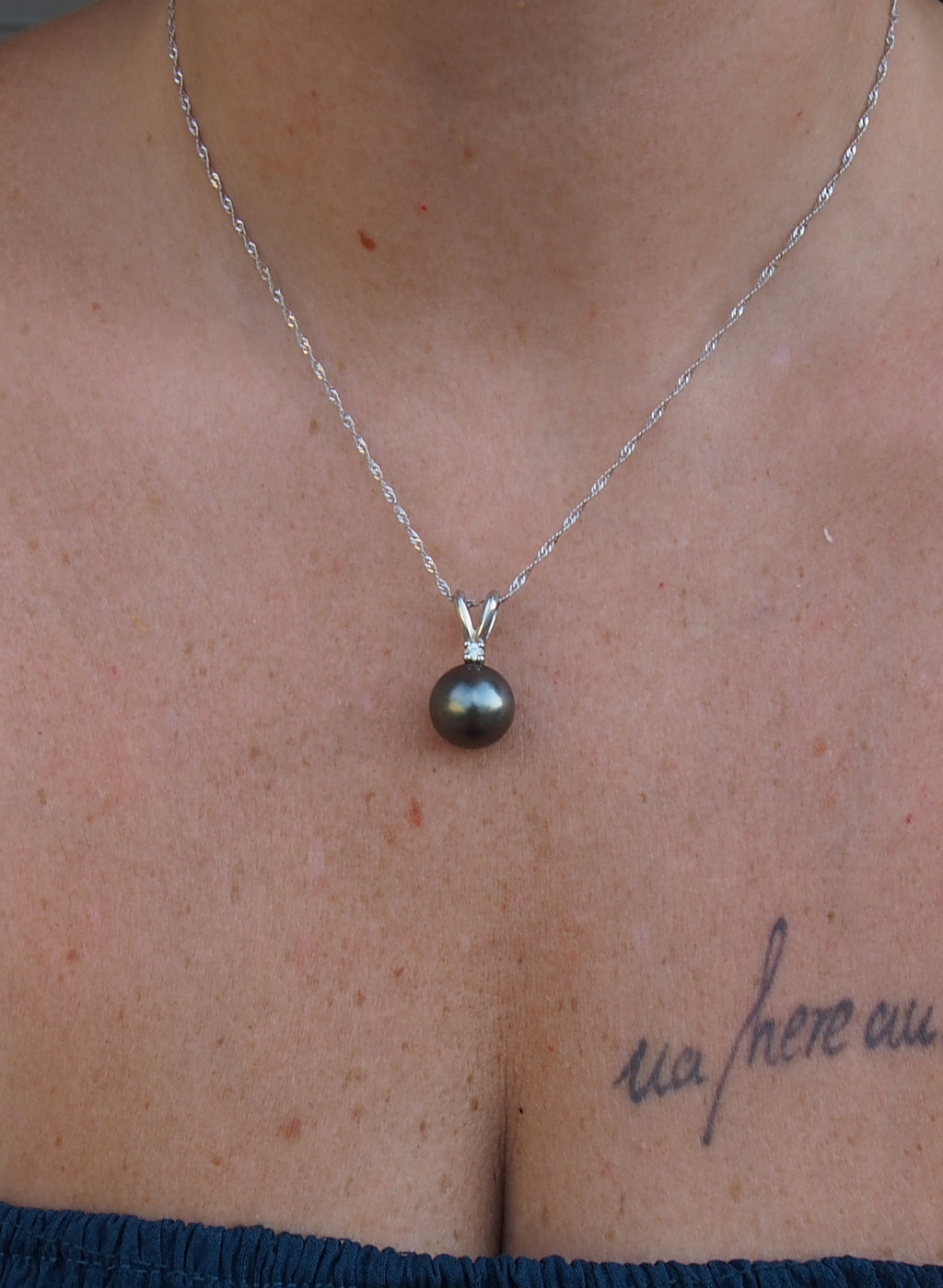 Collier perle de Tahiti MANIHI en argent 925 présenté sur nacre polynésienne