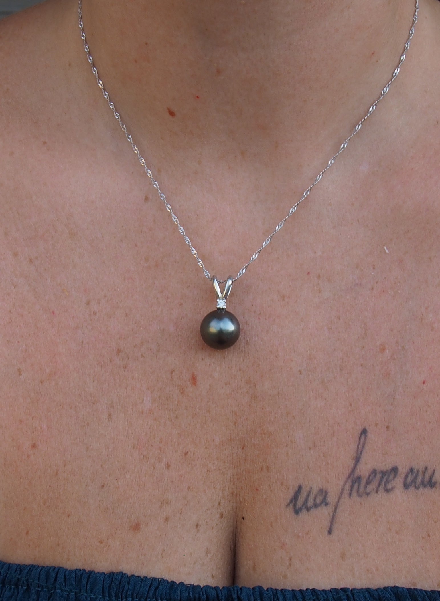 Collier perle de Tahiti MANIHI en argent 925 présenté sur nacre polynésienne