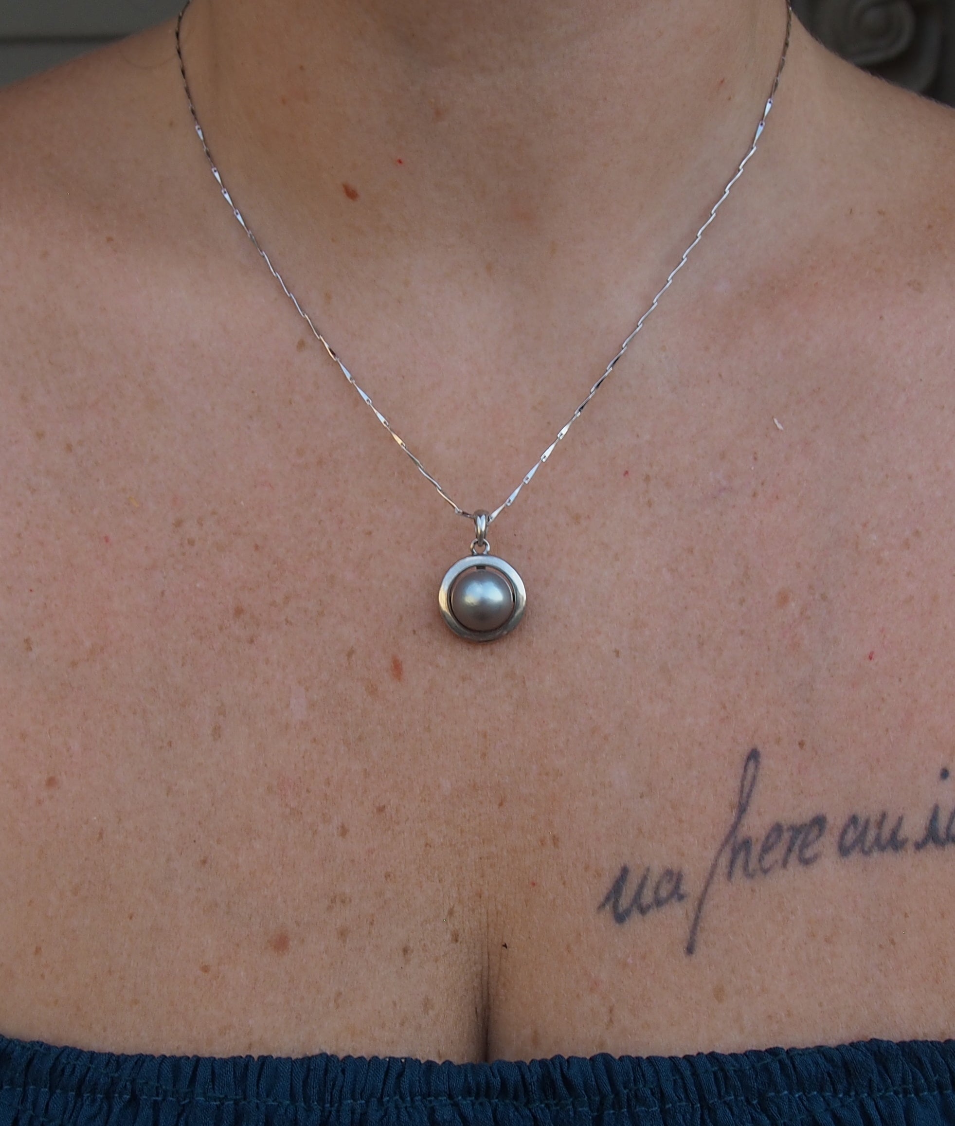 Collier perle de Tahiti grise MAKATEA en argent 925 avec pendentif rond élégant