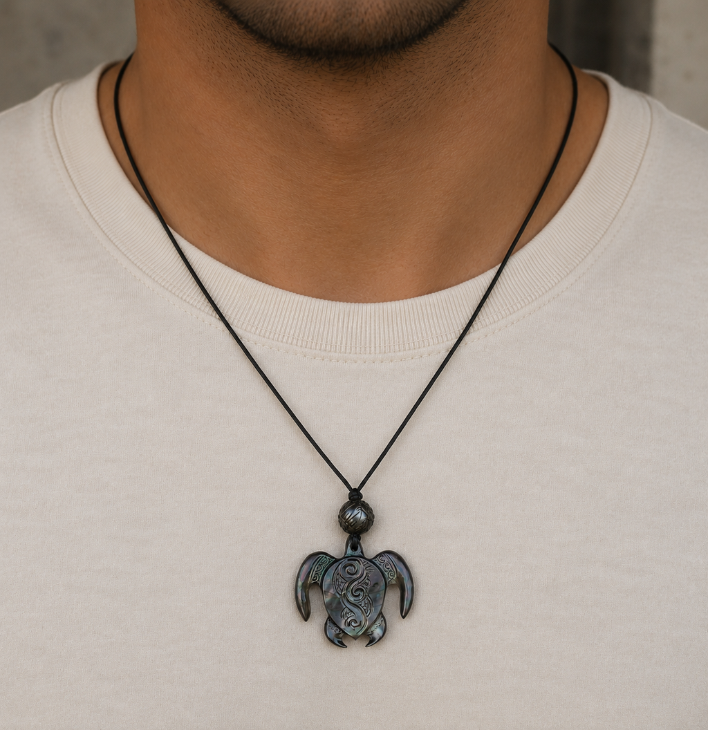 Collier polynésien NUKU HIVA avec pendentif tortue en nacre naturelle et authentique perle de Tahiti gravée