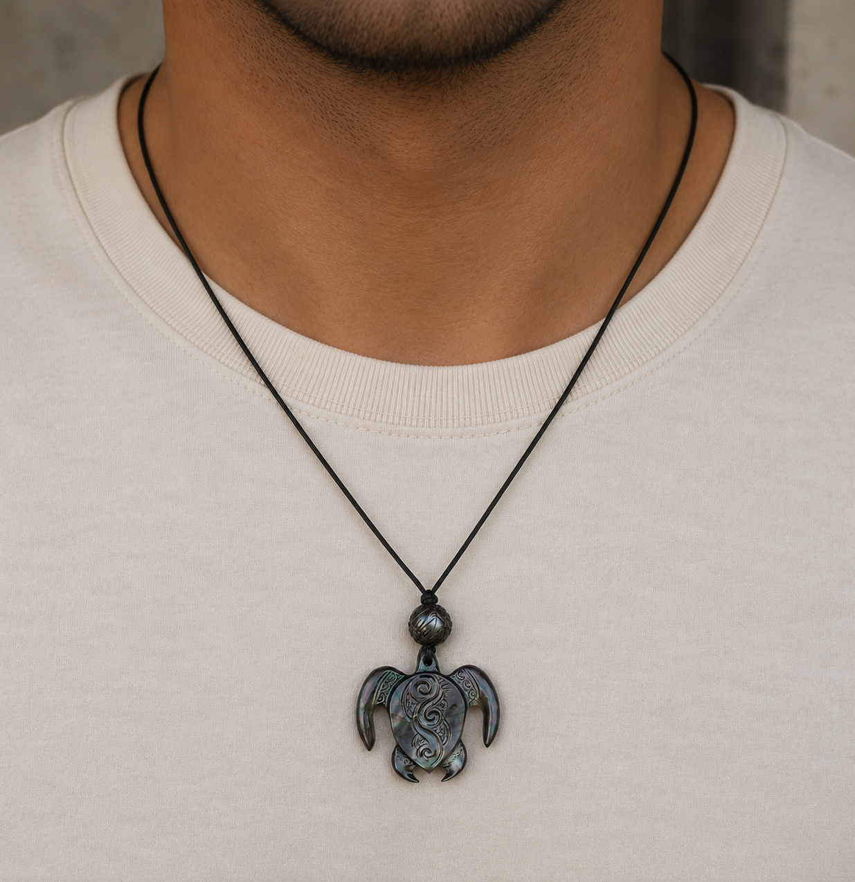 Collier polynésien NUKU HIVA avec pendentif tortue en nacre naturelle et authentique perle de Tahiti gravée