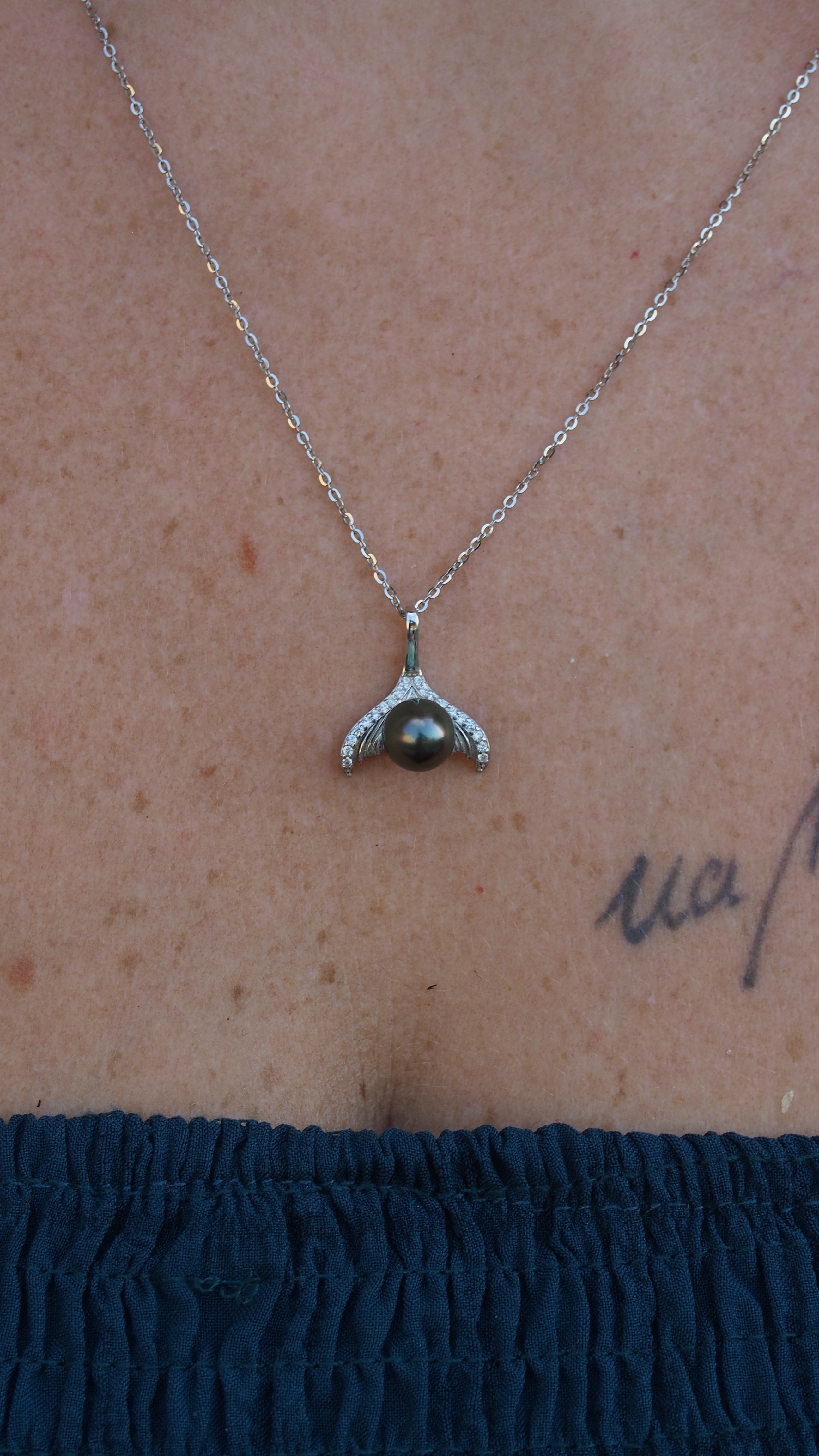 Collier queue de baleine en argent 925 avec authentique perle de Tahiti multicolore et oxydes de zirconium