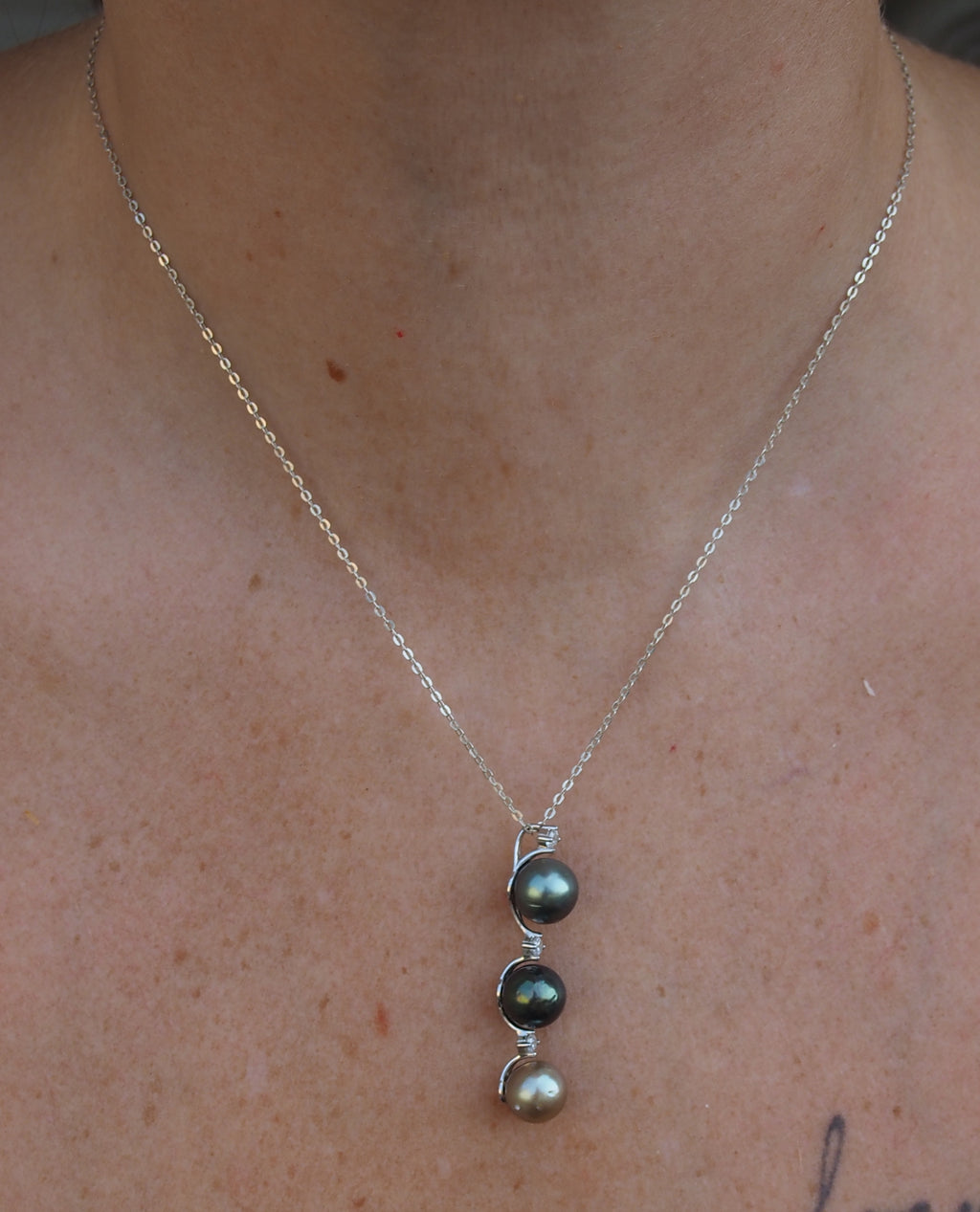 Collier trio de perles de Tahiti en argent 925 avec pendentif vertical et oxydes de zirconium
