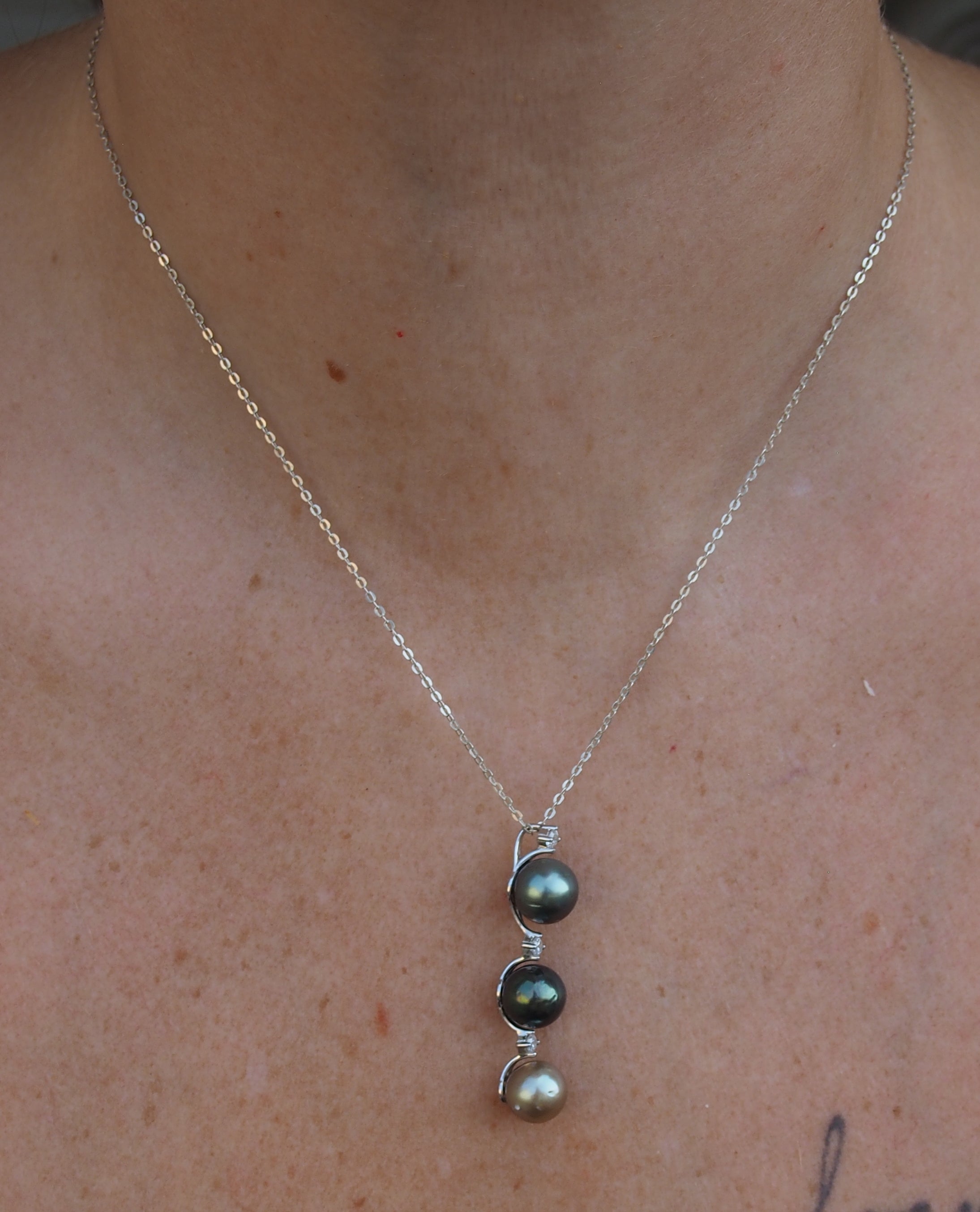Collier trio de perles de Tahiti en argent 925 avec pendentif vertical et oxydes de zirconium