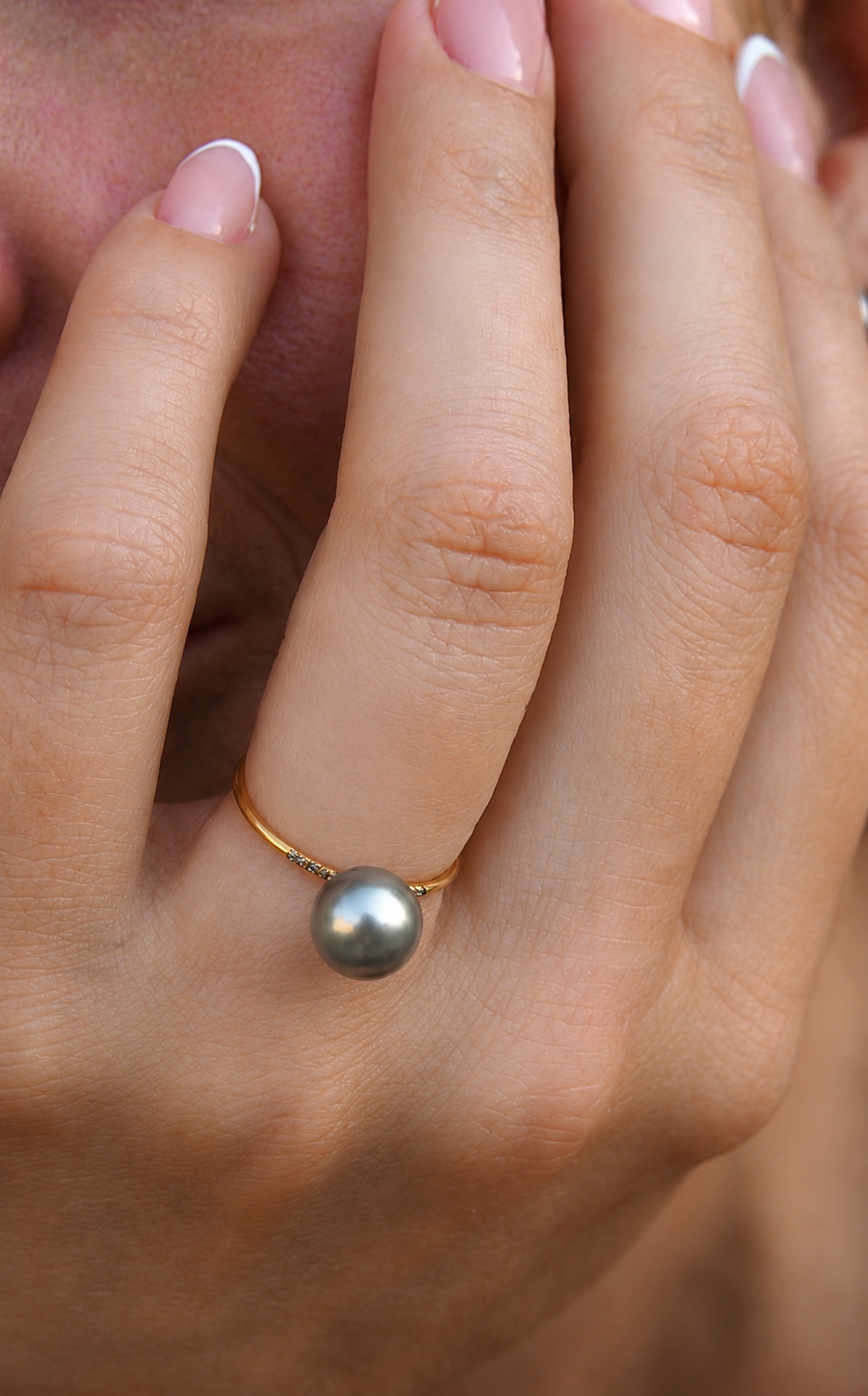 Détail de la bague KAMAKA avec perle de Tahiti grise 8,1 mm