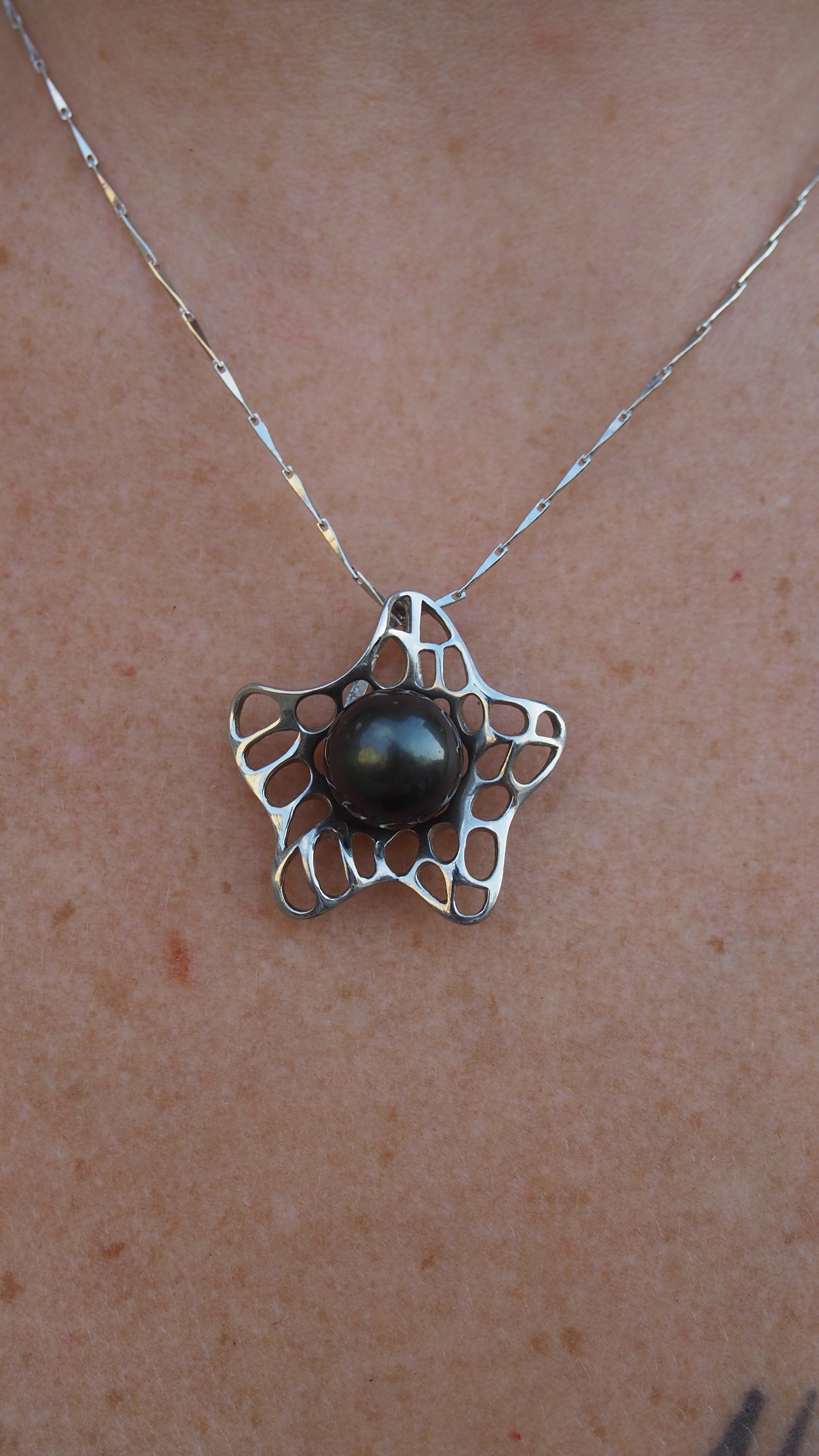 Pendentif fleur ajouré en argent 925 avec perle de Tahiti noire naturelle de 10,7 mm