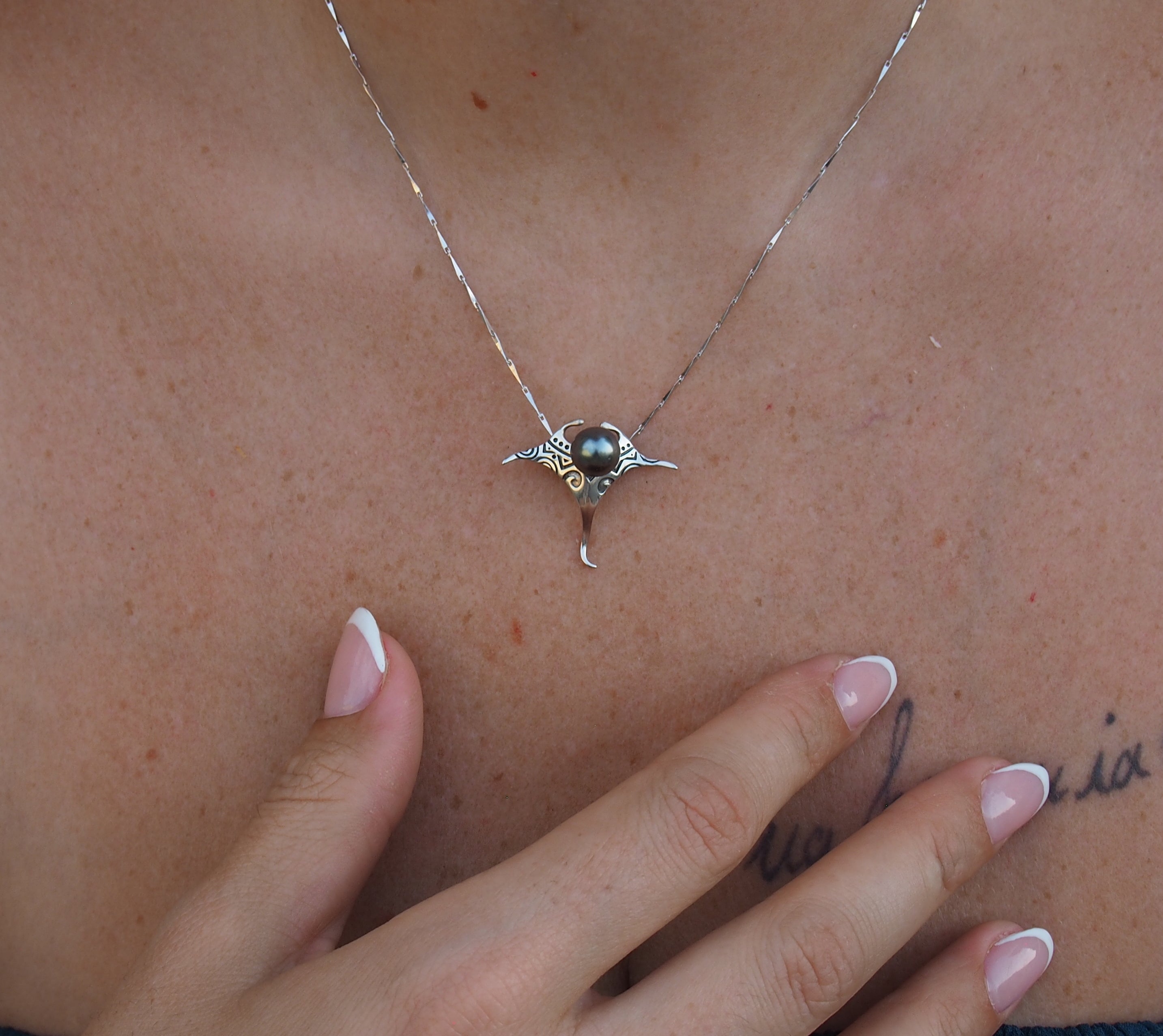 Pendentif raie en argent 925 avec authentique perle de Tahiti multicolore
